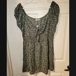 *NWT* Plus Size Green Mini Dress w/ Dainty Flowers (Size 2XL)